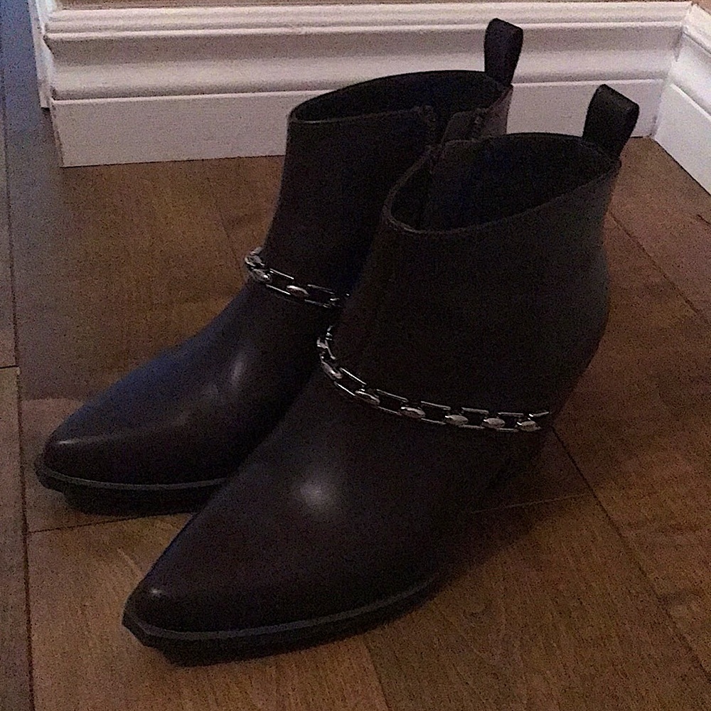 Hii everyone !!! Today im gonna sell those shoes (actually new) i just put it 1